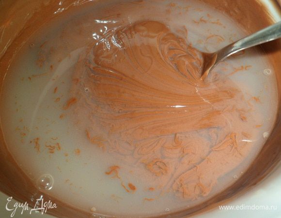 Затем добавляем воду 4 ст.ложки и аккуратно продолжаем перемешивать до однородной консистенции, не пугайтесь, шоколад не свернется. Отправляем в холод до застывания.