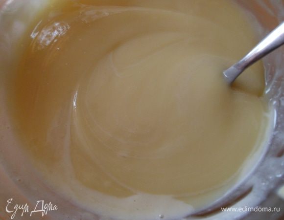 Топим в микроволновке белый шоколад, также разбавляем его водой, (я добавила немного розовой воды + 3 столовые ложки обычной воды) перемешиваем, отправляем в холод до застывания.