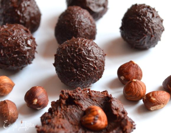 Скатываем в руках (одеваем перчатки) шарики, в серединку кладем фундук.