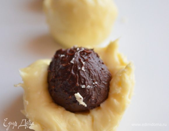 Скатываем из белого шоколада шарики и расплющив немного кладем в серединку шарик темного шоколада, скатываем в ровный шар. Оставляем на несколько часов в холодильнике.