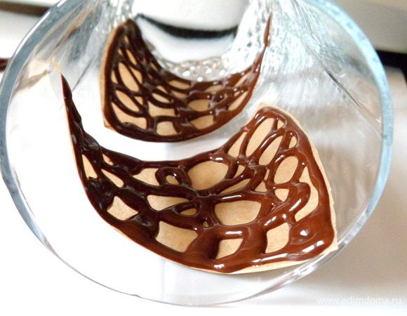 Помещаем треугольники в стаканы и отправляем в холодильник до застывания.