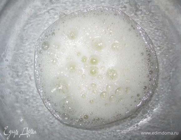 Делаем крем: 
2 белка взбить со щепоткой соли в крепкую пену.