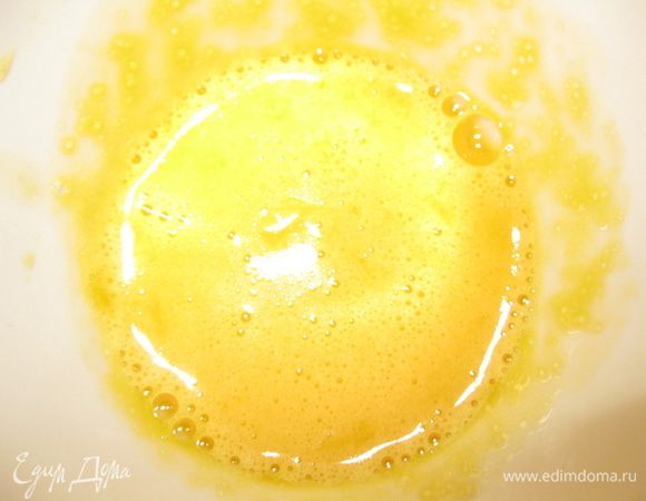 Желтки взбить с сахарной пудрой. 
К желткам аккуратно вмешать маскарпоне.