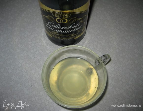 Слить сок с  ананасов. Ананасы порезать и отжать сок. Оставляем один кружок для верха.
К соку ананаса добавить шампанское. В соке с шампанским обмакнуть печенье.