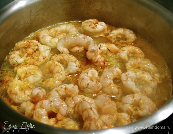 Минут через 5 добавить коньяк и продолжить готовить креветки до готовности, время от времени помешивая. Фактически, Вы их тушите..., т.к. зажариться они не должны. Слегка посолить.