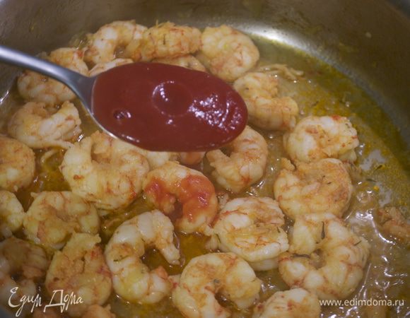Добавить к креветкам томатный соус и перемешать.