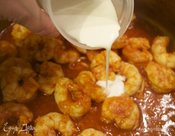 В конце влить сливки. Дать соусу покипеть минуты 3 и отставить сковороду с полученным соусом в сторону. 