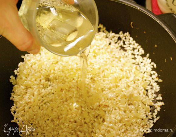 Влить белое вино и позволить ему выпариться.