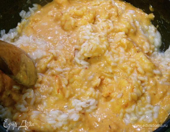 Как только ризотто будет готово, добавить креветочный соус и перемешать.