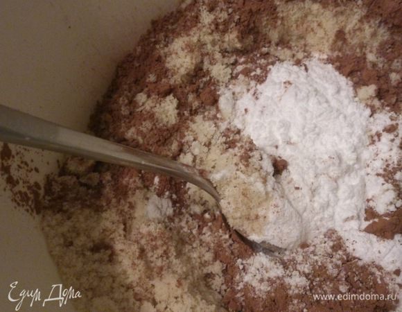 Сахарную пудру смешиваем с миндальной мукой.