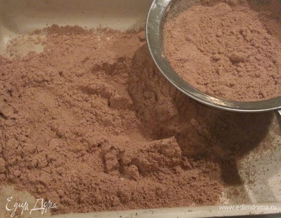 Просеиваем смесь на лист для выпечки и ставим в духовку на 5 минут при 150С.