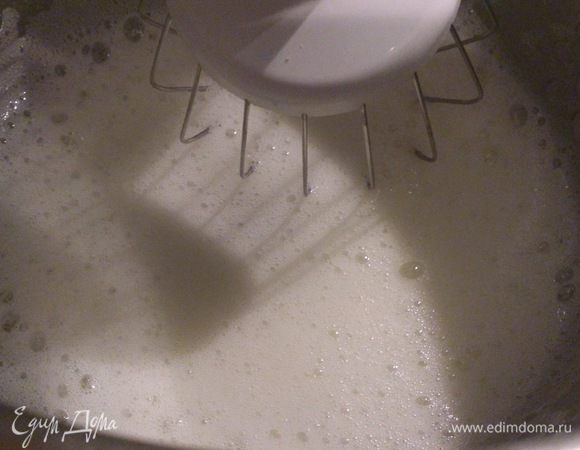 Взбиваем белки до легкой пены и начинаем потихоньку добавлять сахар.
