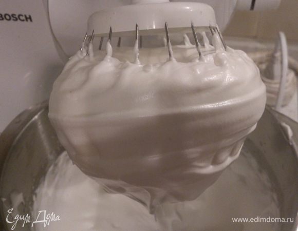 Вот на таком этапе заканчиваем взбивание. Белки уже плотные, не падают с венчика, а свисают таким хвостиком, и они только слегка блестят.