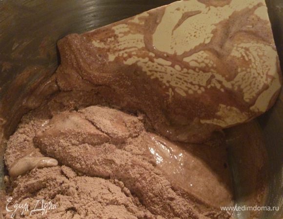 Остывшую миндальную смесь еще раз просеять и добавить к белкам. Смешивать снизу вверх, хорошо захватывая бока. Здесь важно тщательно смешать, но не перемесить. 