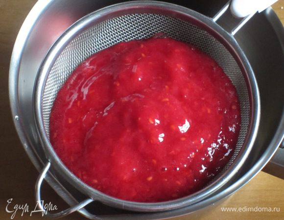 Малиновый соус: Малину и сок 1/2 лимона пюрировать блендером. Протереть через ситечко.