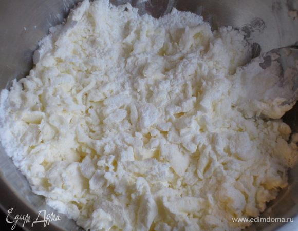 Сливочное масло комнатной температуры растереть с сахарной пудрой.