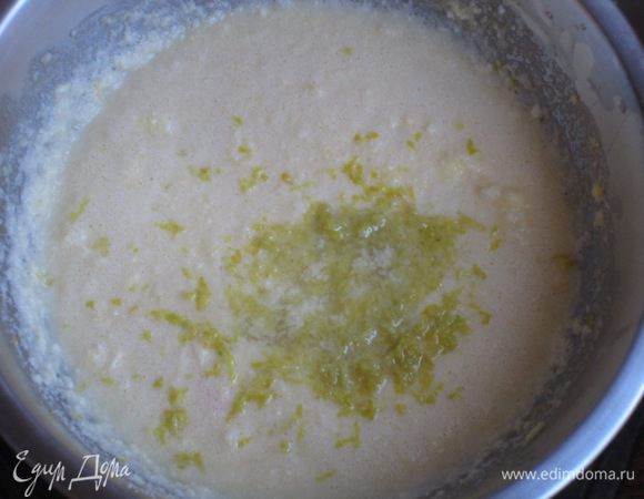 Ввести яйца, влить молоко, добавить сок и цедру лимона и тщательно перемешать.