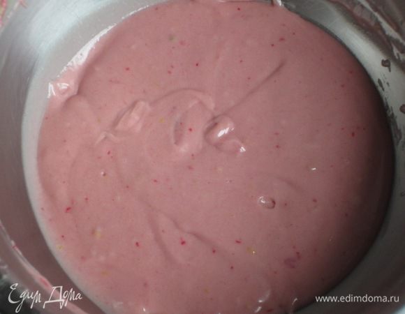 Розовый бисквит: В 1/3  теста добавить малиновый соус,1 /3 разрыхлителя и тщательно перемешать.