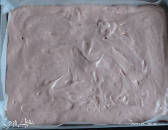 Выложить тесто на противень с пергаментом  (размер 30х23 см) и выпекать в разогретой до 180 ° С духовке 10 минут. Остудить.