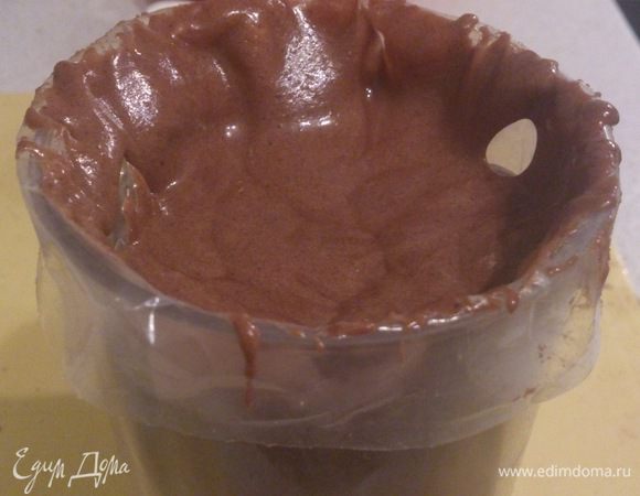 Для отсаживания я использую одноразовые кондитерские мешки. Его нужно вставить в стаканчик и завернуть края наружу. Выложить смесь, края мешка поднять и скрутить. 