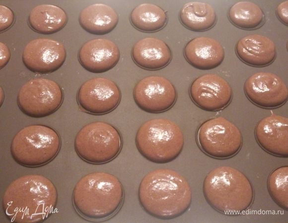 Оставить до для образования корочки, а затем выпекать 12 минут в заранее разогретой духовке при температуре 150С.