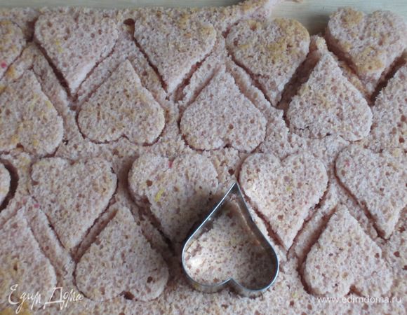 С помощью формочек вырезать одинаковые сердечки.