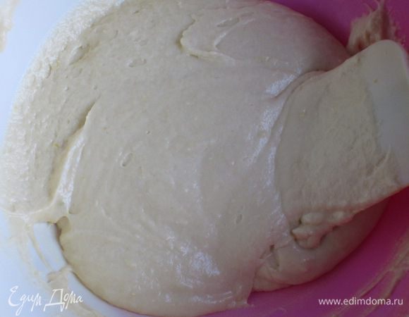 В оставшуюся часть теста ввести  разрыхлитель и хорошо перемешать.
