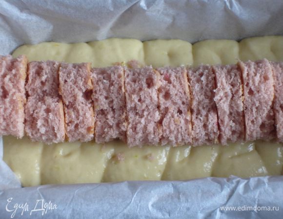 Вставить сердечки в тесто,очень плотно прижимая друг к другу, по всей длине формы.