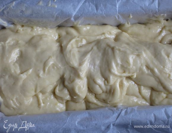 Сверху выложить оставшееся тесто. Выпекать в разогретой до 180 ° С дуxовке 30 минут. Остудить.