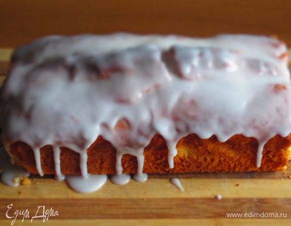 Глазурь: Смешать сахарную пудру с водой до однородности (консистенцию глазури регулируйте количеством воды) и покрыть кекс глазурью.