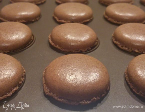 Если вы все сделали правильно, то во время выпечки у печенюшек образовывается вот такая юбочка и поверхность ровная и гладкая. Они легко отстают от коврика и не пустые внутри. После выпечки сразу снять с коврика и остудить на решетке.