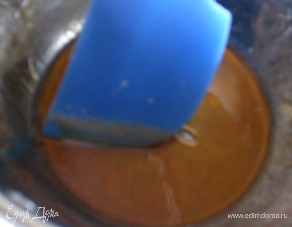 Сахар довести в сковороде до состояния карамели и снять с огня.