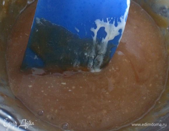 Вмешать в карамель сливочное масло.