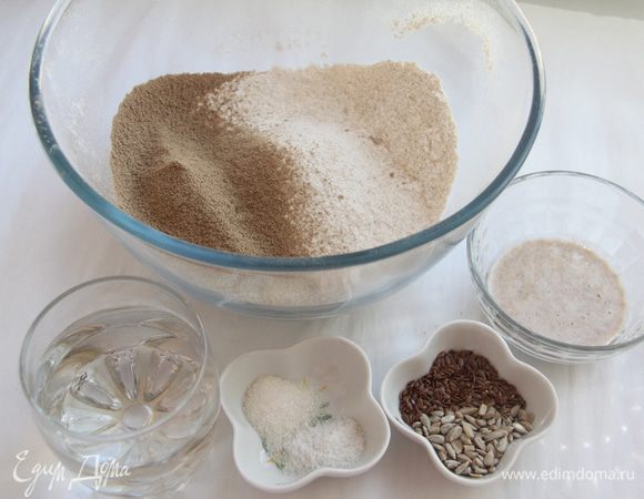Муку просеять. Отмерить остальные ингредиенты.