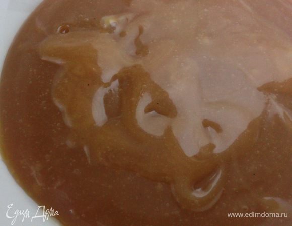 Отделить от общего количества 45 мл сливок и хорошо охладить. 60 мл сливок прогреть, не доводя до кипения, и смешать с карамелью.