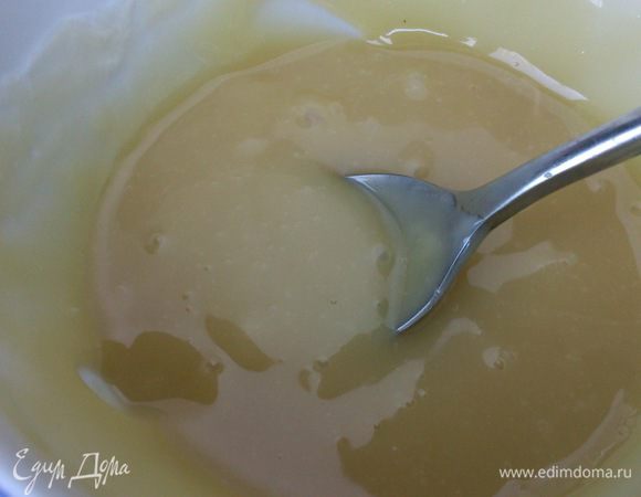 25 мл сливок нагреть почти до кипения и залить ими поломанный на кусочки шоколад. Дать постоять 5 минут, и хорошо размешать, до растворения шоколада