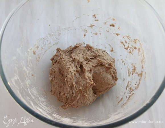 Смешать муку, воду, домашние дрожжи (2 ст.л.), сахар, соль, по 2 ч.л. семян льна и подсолнечника. Замесить тесто. Оно получается довольно-таки липкое.