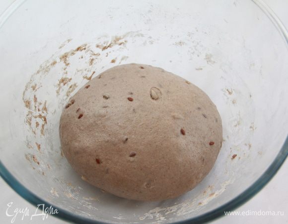 В процессе расстойки пару раз хорошенько обмять. Тесто после расстойки становится эластичным, перестаёт липнуть к рукам.