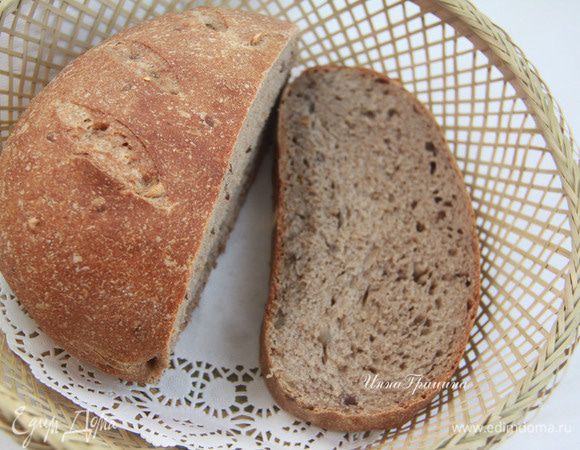 Разрез. У льняного хлеба необычный цвет: серо-коричневый, но совершенно другой, чем у ржаного, оттенок. Мягкий, ноздреватый мякиш. Тонкая хрустящая корочка. Буханка очень лёгкая по весу. Вкус потрясающий! Угощайтесь!