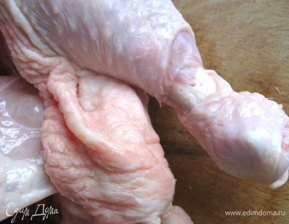Сделать небольшой надрез со стороны брюшной части к грудине. Отрезать частично крылья, оставив лишь часть крыла с верхним суставом. На лапках внизу сделать насечки ножом по кругу, чтобы было удобнее отделять кожу. Отделить лапки от кожи.