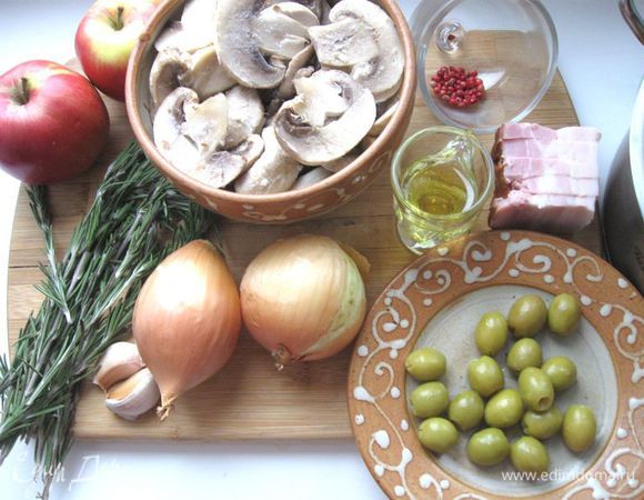 Приготовить все необходимое для фаршировки. Грибы порезать на пластины.