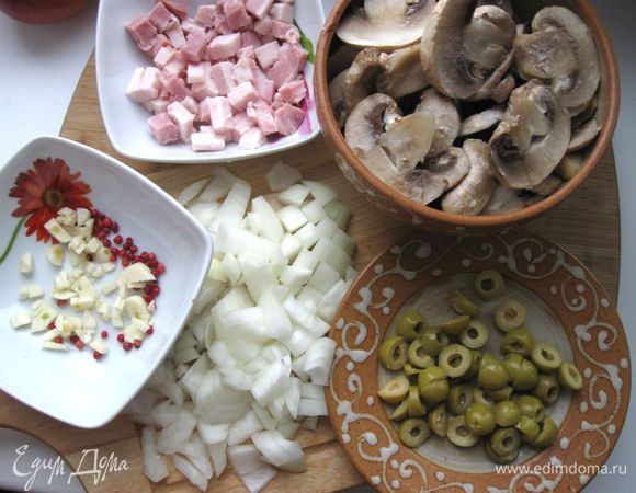 Лук, чеснок почистить. Лук порезать на кубики, обжарить на масле (2 ст.л.), через некоторое время после обжарки добавить грибы, обжаривать до испарения жидкости. Грудинку порезать кубиками. Оливки порезать колечками.Чеснок порезать, растолочь в ступке с перцем и солью.