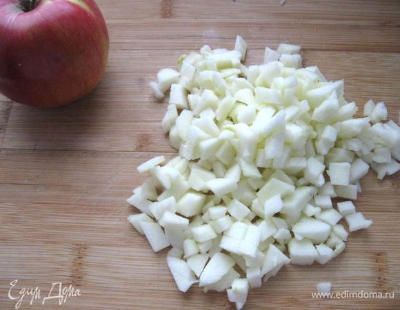Одно яблоко почистить,  разрезать на четыре части, вынуть семена, порезать мелкими кубиками.

