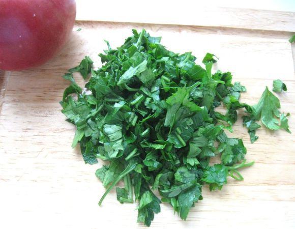 Петрушку помыть, измельчить.