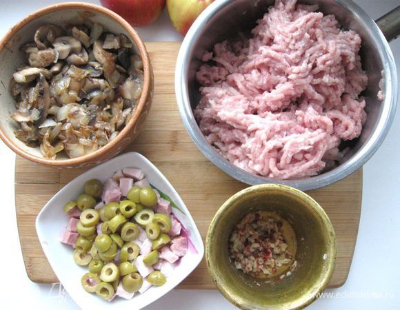 Прокрутить мякоть курицы через мясорубку. В фарш добавить оливки, перец с солью и чесноком, яблоки, грудинку, грибы с луком, петрушку.
 
