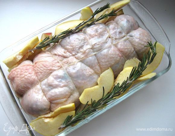 Перемотать кулинарной нитью. Положить аккуратно в форму для запекания, смазав 1 ст.л. масла. По бокам положить кусочки айвы и яблок. Сверху яблок и айвы – по веточке розмарина.