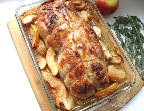 Поставить в духовку, разогретую до 230 градусов. Через 15 минут веточки розмарина вынуть.
При 230 градусах запекать 45 минут, температуру духовки понизить до 210 градусов и еще запекать 20 минут. Периодически поливать выделяющимся соком. Вынуть из духовки.
