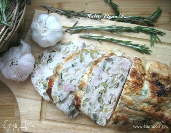 Подавать сразу, полив соком из формы, в который размять запеченное яблоко и айву, или же охладить блюдо.

