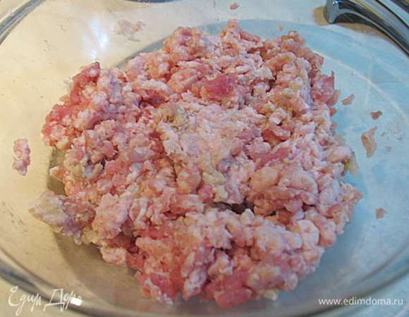 Фарш выложить в миску и размять его вилкой.  Печень промыть, удалить все пленочки и прожилки. Подготовленную печень порезать мелкими кусочками. 

