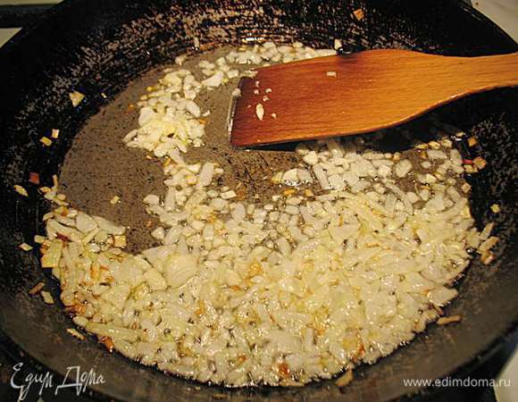 Лук и чеснок почистить и мелко порезать. Обжарить лук на растительном масле до мягкости. К луку добавить чеснок обжарить пару минут. 